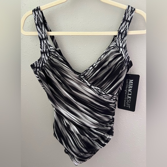 Miraclesuit Warp Speed Sanibel One-Piece
Swimsuit Size 10 New - Picture 4 of 12